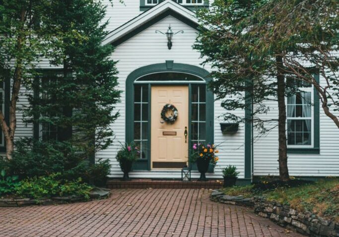 02_Welcoming_Home_Exterior